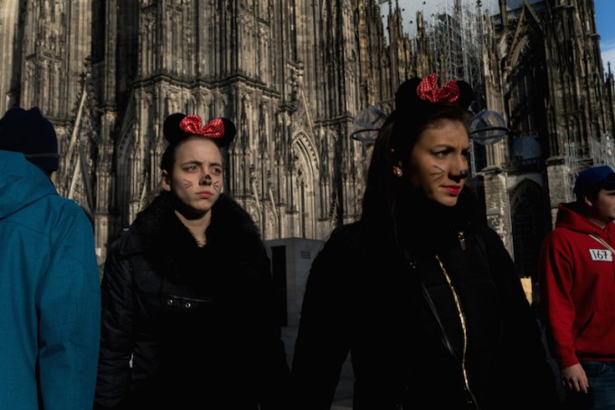 cologne-carnival-cathedral-square-red-ribbon