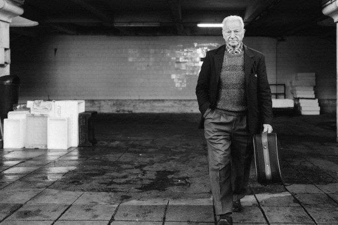 porto-man-with-suitcase-in the-market-of-bolhao