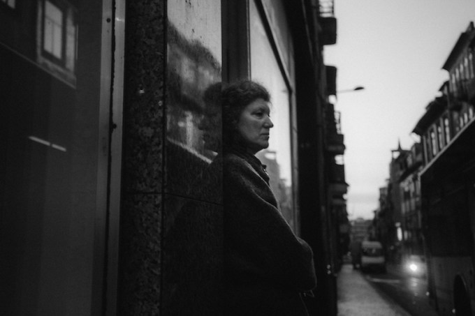 porto-woman-melting-out-of-the-wall