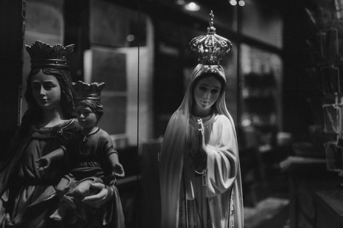 porto-madonna-in-the-shop-window