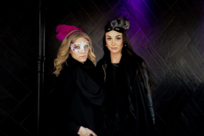 cologne-carnival-posing-women-the-marquises