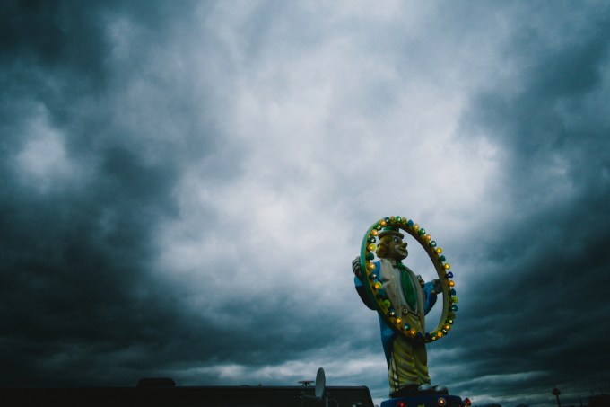 funfair-cologne-2016-clown-under-dark-clouds