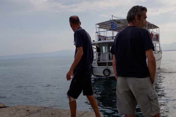 travel-greece-neiepivates-waiting-for-ferryboat-III