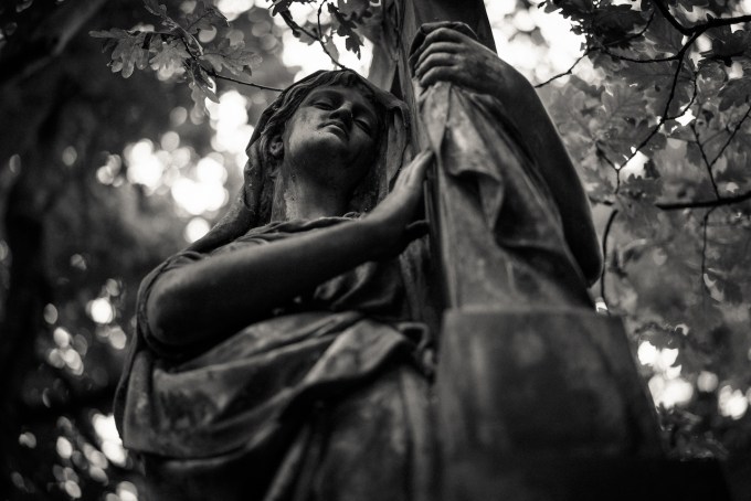 cologne-melatenfriedhof-angel-cross